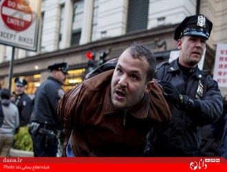 گزارش تصویری/ شیوه عجیب و خشونت آمیز دستگیری معترضان توسط پلیس آمریکا