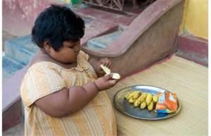 دختر بچه ۵ ساله هندی است که نمی تواند اشتهای خود را کنترل کند.