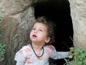 چشمان نگران دختر یمنی