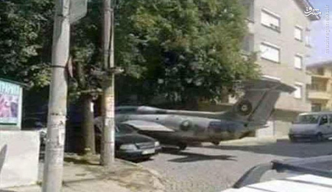هواپیمای جنگی در پارکینگ منزل