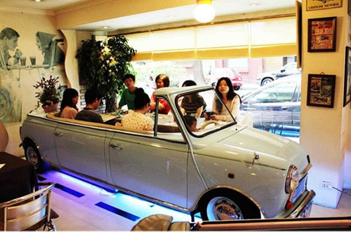 رادیو چین - جالب ترین رستوران دنیا را می توان در تایوان پیدا کرد، این رستوران که P.S. Bu Bu نام دارد برای افرادی ساخته شده است که علاقه خاصی به خودرو دارند و دوست دارند غذایشان را نیز در خودرو بخورند. این رستوران برای اولین بار در سال 1999 و توسط دو عاشق خودرو بازگشایی شد و تمامی غذاهای دنیا را در خودروی های مختلف سرو می کرد، این نکته متفاوت باعث شد رستوران آن ها در طی مدت کوتاهی بسیار معروف شود. داخل این رستوران از همان سال های ابتدای خودروهای نوستالژیک و محبوبی را داخل رستوران قرار داده اند تا همه نوع سلیقه ای پوشش داده شود و هر فرد در خودروی مورد علاقه اش غذایش را می خورد.هر خودرویی که وارد رستوران می شود ابتدا تمامی صندلی و موتور آن خارج شده و سپس میزهای غذاخوری با توجه به اندازه خودرو داخل آن قرار می گیرد. نکته جالب اینجاست که تمامی خودروها واقعی هستند و هیچ بدلی در آن ها وجود ندارد. صاحبان این رستوران قصد دارند در آینده خودروهای مدرن و گران قیمت را نیز وارد رستوران کنند تا فضای رستوران از حالت قدیمی خارج شود.