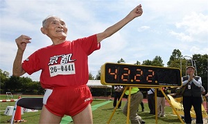 جدیدترین نامِ وارد شده به کتاب رکوردهای گینس، احتمالا خیلی زود الهام بخش آدم های زیادی در سراسر کره زمین خواهد شد. . هیدچیکی میازاکی؛ مرد 105 ساله ژاپنی اخیرا موفق شده رکورد دوی صدمتر در جهان را بشکند و رکورد تازه ای را به نام خودش به ثبت برساند. او 100 متر را نه زیر 10 ثانیه، که 42.22 ثانیه طی کرده و رکوردی را در گروه سنی 100 سال به بالا به ثبت رسانده است. او بعد از این مسابقه خاص، شادی اش را حرکات همیشگی اوسین بولت جشن گرفته تا به لقبِ «گولدن بولت» برسد. لقبی که البته کنایه ای به سن و سال او نیز دارد. پیرمرد ژاپنی که به گفته خودش در همه سال های زندگی هیچوقت بیماری خاصی نداشته، «مدیکال مارول» ژاپنی ها که علاوه بر افراد مسن، احتمالا باید حتی الگوی جوانترها هم باشد، در پایان این رکوردشکنی حرف های جالبی برای گفتن در مقابل دوربین ها داشت:«در طول مسیر گریه ام گرفته بود. چون خیلی آرام می رفتم. نمی دانم، شاید کم کم دارم پیر می شوم!».